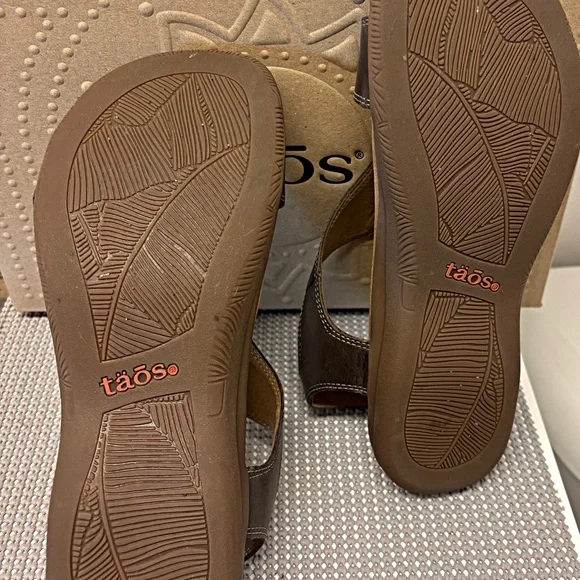 Taos Footwear Dark Brown Leather Sandals - Picture 9 of 13